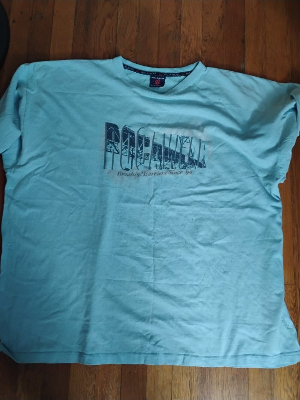 Vintage Rocawear Tee ๐ - Picture 2 of 6